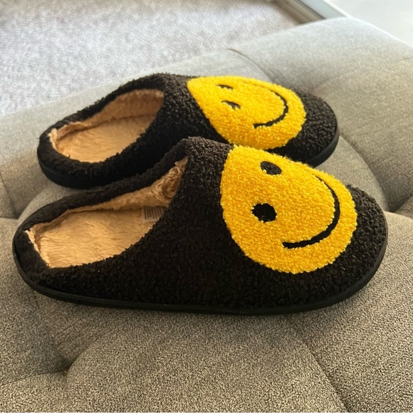 Smiley face Fuzzy Slippers, size Large 8/9US, wide width - Picture 3 of 9